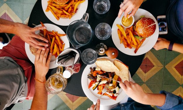 How to Make Restaurant Nights with the Family Less Stressful